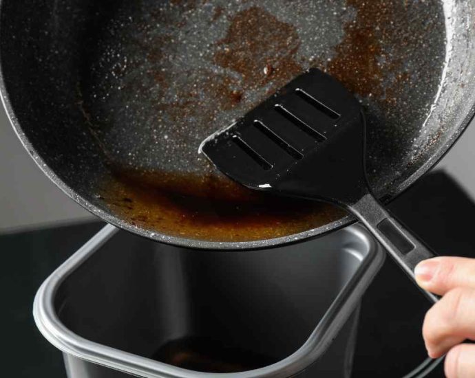 Non sai dove buttare l’olio usato dopo la frittura? Il trucco che ancora non sapevi