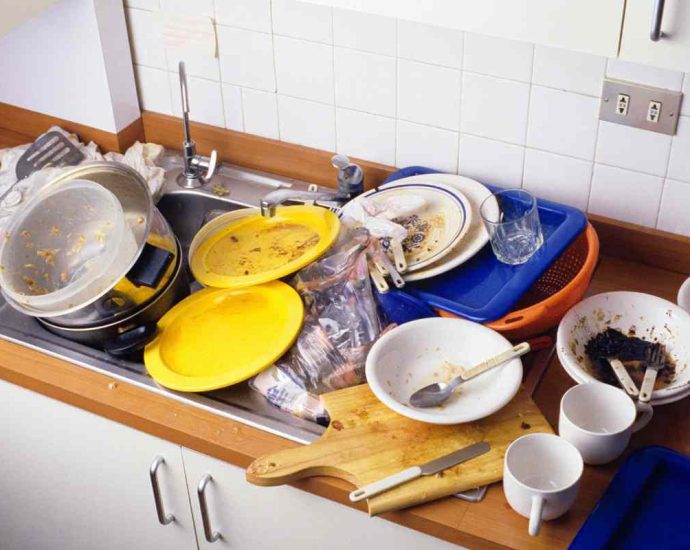 Piatti di plastica sporchi, sai dove buttarli?, tutti i dettagli