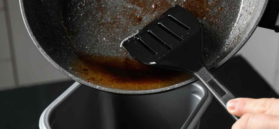 Non sai dove buttare l’olio usato dopo la frittura? Il trucco che ancora non sapevi