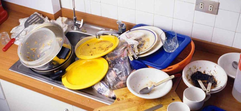 Piatti di plastica sporchi, sai dove buttarli?, tutti i dettagli